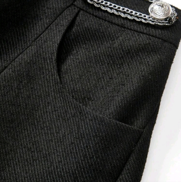 CHAIN BUTTON DECOR SLANT POCKET SHORTS - Picture 6 of 6
